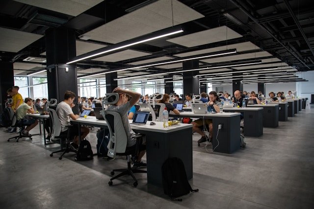 Private Office vs Hot Desk Coworking